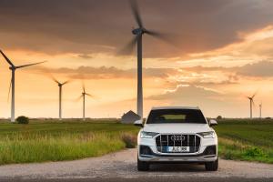 Audi Q7 55 TFSI e Quattro S-Line 2020 года  (UK)